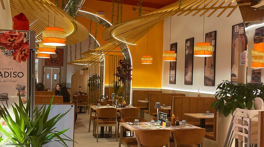Interno Tang Ramen via Torino